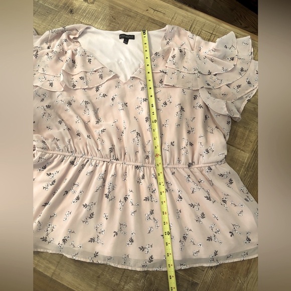 Lane Bryant Ruffled V-Neck Top. Women’s Sz-22 3X Pink Floral. EUC Flattering. - Picture 9 of 10